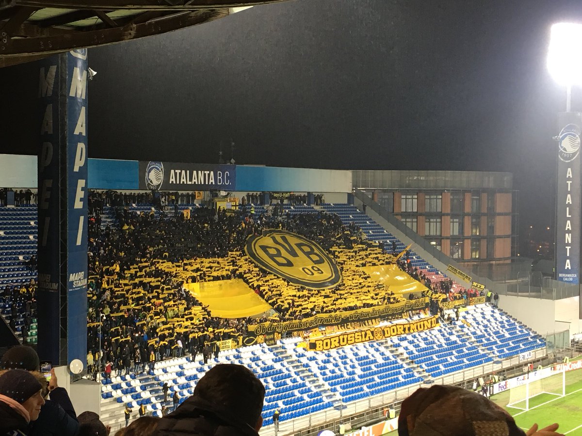 SimoGiovanelli's tweet photo. Coreografia sempre bellissima anche in trasferta @BVB
🆚 #ATABVB
⚽ @EuropaLeague https://t.co/8DAGG4y8uk