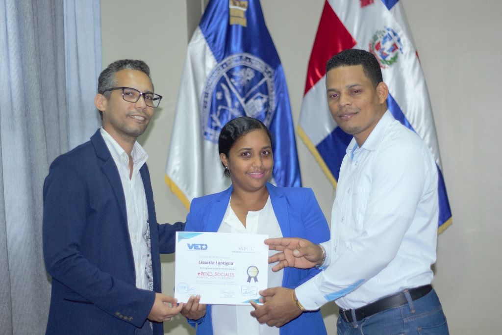 WKLRD's tweet photo. Workshop, Knowledge &amp; Lab ( W|K|L ) y Vanguardia Estudiantil Dominicana (VED)
realizan entrega de certificados de la jornada de #ConferenciasWKL del pasado semestre. #CreandomifuturoconWKL https://t.co/8VGag54rqP