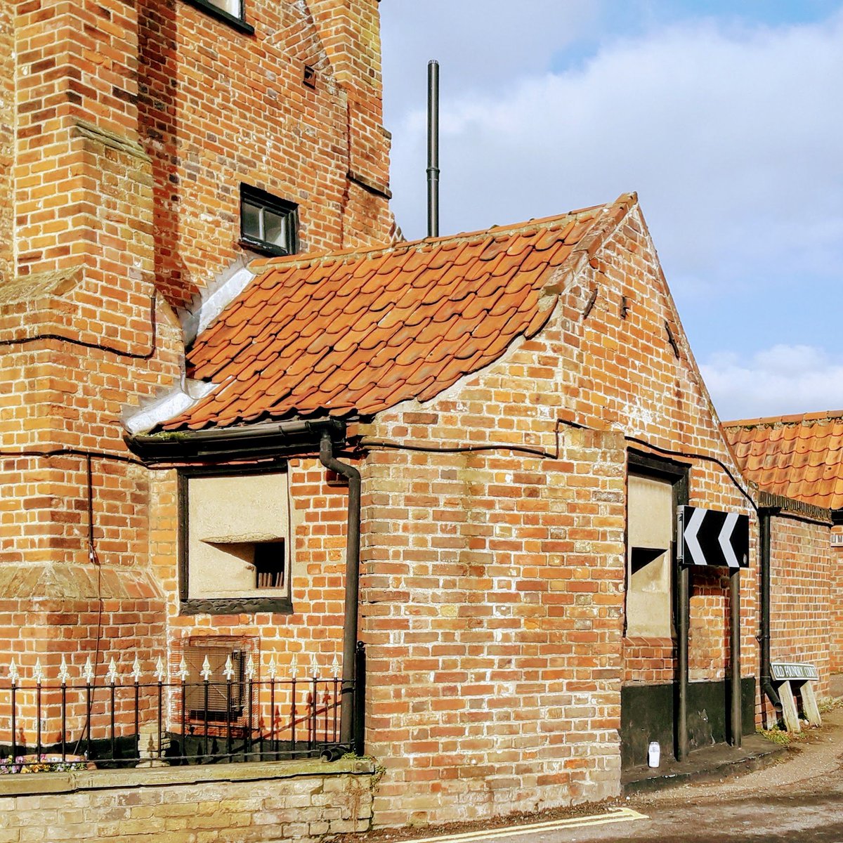 Broads_LPS's tweet photo. What a great morning learning about the defence of #Acle during World War II. We'll be clearing out some of the pillboxes around the town & developing a new trail for people to explore this heritage as part of the Water, Mills & Marshes scheme. #BroadsHiddenHeritage #WW2Pillboxes https://t.co/OJ2zLjsSVO