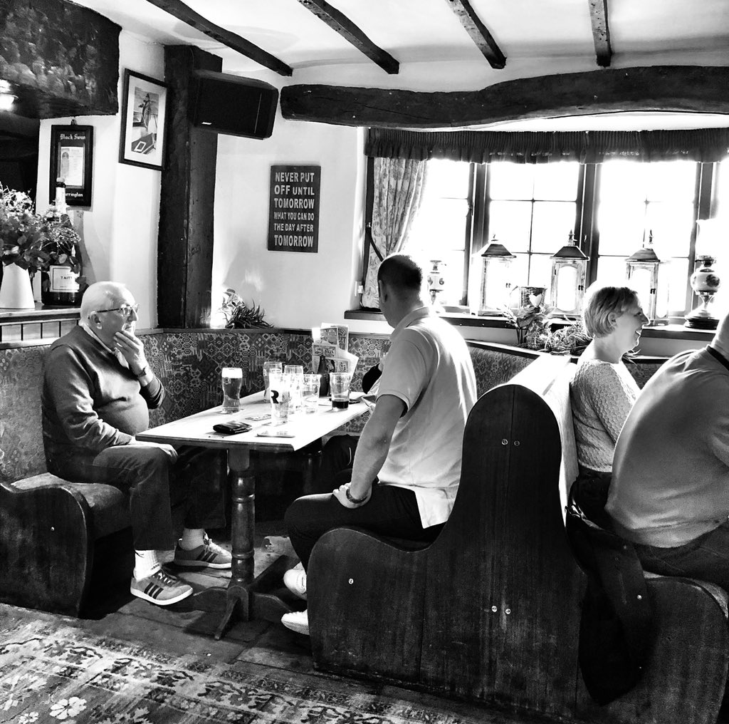 OwdNellsTavern's tweet photo. Classy!!! #TrendSetter #doingarunner 👍🏼🏃🏼‍♂️💨💨💨 #ADIDAS #canalside https://t.co/ozxLGPKpc8