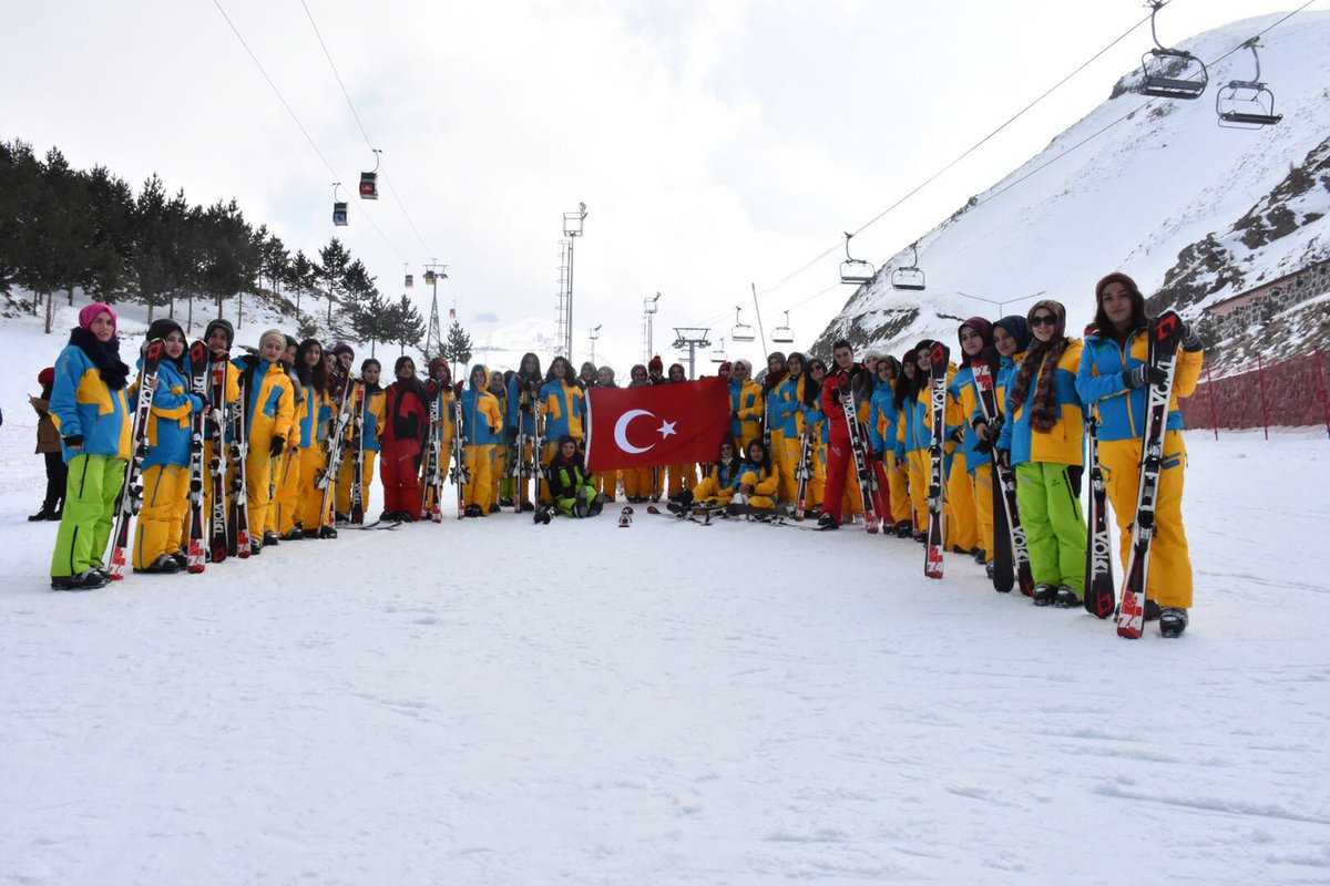 GSB_KYGM's tweet photo. 📣Erzurum KYK'da Kayak Kursu vakti❗❗❗
KYK'lı gençler, Palandöken'de aldıkları kayak dersleri ile soğuk bir şehirde üniversite okumanın avantajlarını yaşıyor. 😆😎
#KYKAkademi https://t.co/hfdhVeIw4b