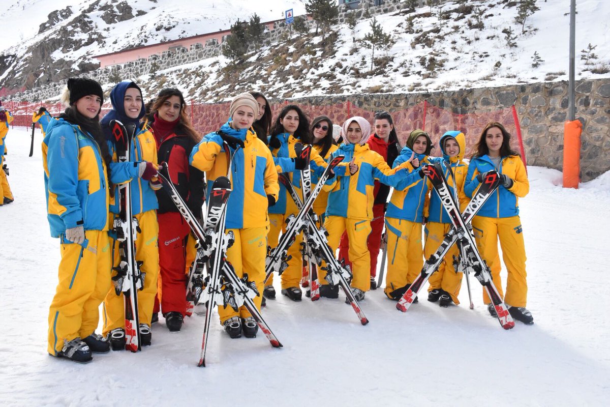 GSB_KYGM's tweet photo. 📣Erzurum KYK'da Kayak Kursu vakti❗❗❗
KYK'lı gençler, Palandöken'de aldıkları kayak dersleri ile soğuk bir şehirde üniversite okumanın avantajlarını yaşıyor. 😆😎
#KYKAkademi https://t.co/hfdhVeIw4b