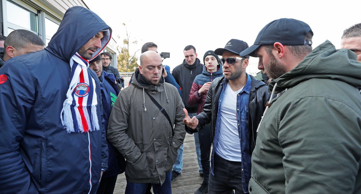 PSGindonesia's tweet photo. 🔝👏 Beberapa hari menjelang pertandingan klasik melawan Marseille #PSGOM serta Real Madrid #PSGRCM, @Co_Ultras_Paris memberikan dukungan kepada pemain di  Ooredoo Training Center 📍 🔴🔵 #ICICESTPARIS https://t.co/fG5Rw0TfbV