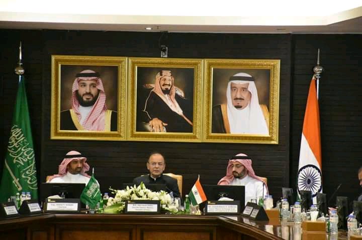 shyamnandankkk's tweet image. How come the 'Tricolor' is placed on the 'Left' side and that even in presence of our finance minister. 
It is the violation of 'Indian Flag code' 
Expect clarification on it.
@FinMinIndia  @arunjaitley #Indianflagcode @narendramodi