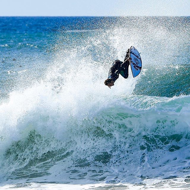 QuikBrasil's tweet photo. Você sempre vai mirar o ponto mais alto. Mas as vezes é bom olhar onde você vai aterrissar. 

🏄: Micky Clarke
📷: Stan Sievers https://t.co/J4O4mVPq3D