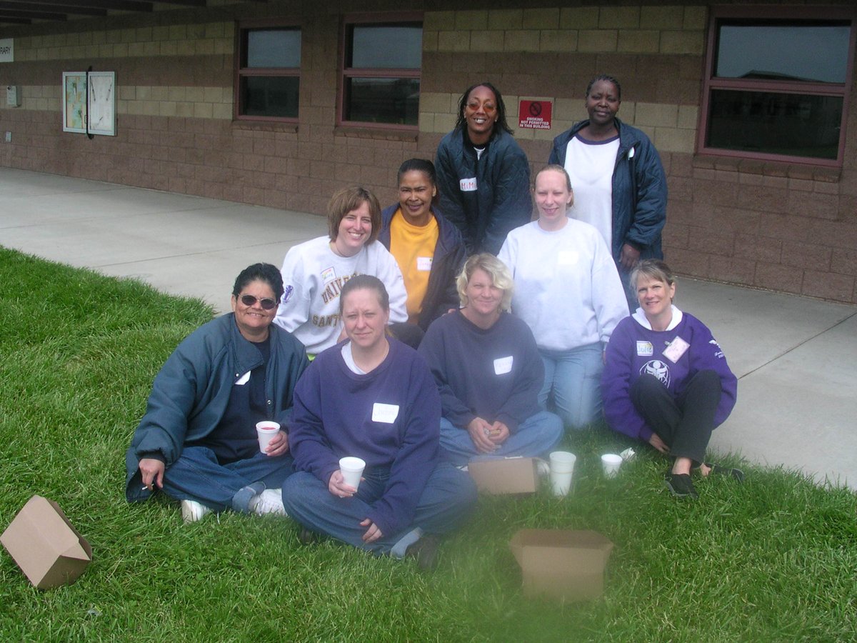 The_FTC_Project's tweet image. #ThrowbackThursday to lunch time at Valley State Prison for Women during one of our #prisonprojects! Our team is excited to be heading back to facilitate another Pathways to Freedom workshop in March!