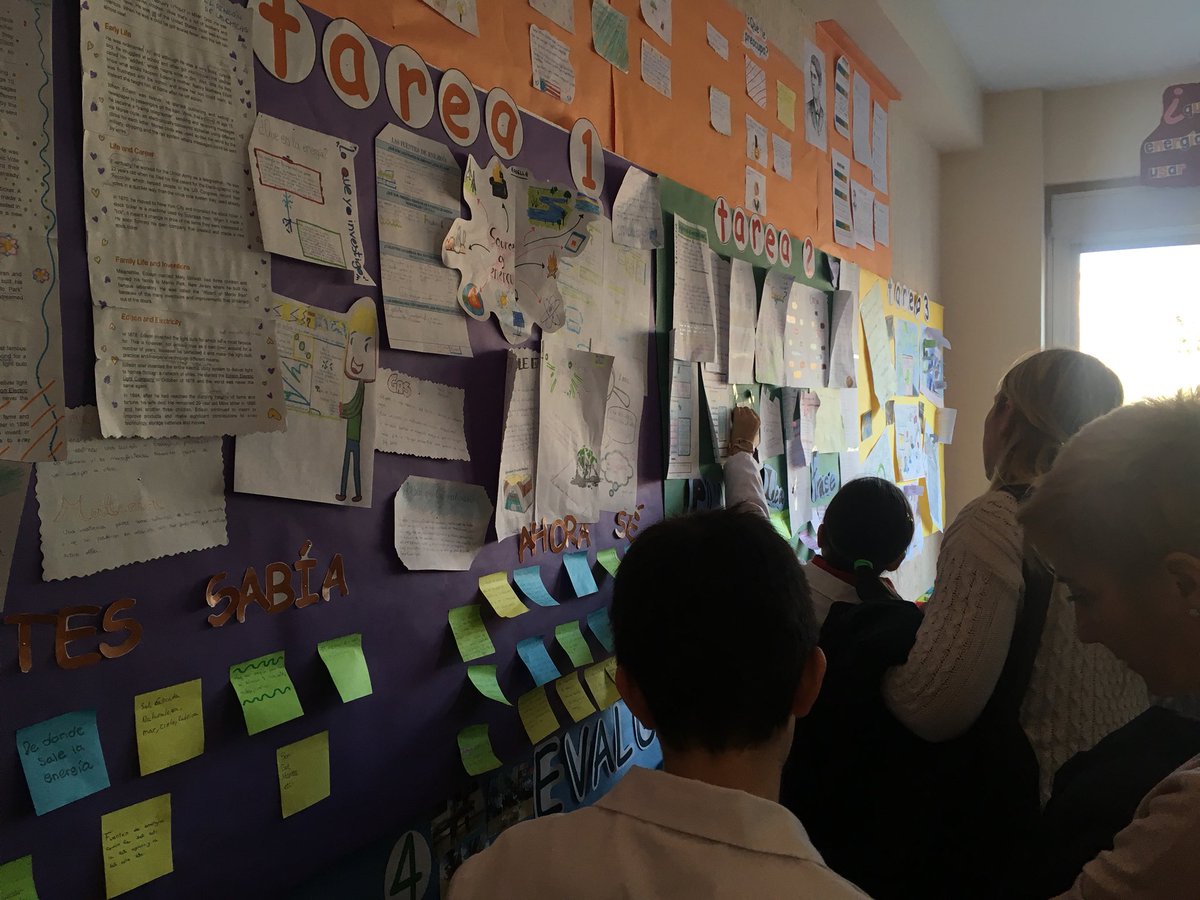 crisculgar's tweet photo. Cuando tus alumnos se sienten orgullosos de sus portfolios y su clase y cuentan con detalle a su papá y mamá todo lo que saben... #celebraciondelaprendizaje #TrilemaElPilar @trilemamadrid https://t.co/cuRyDEI5PZ