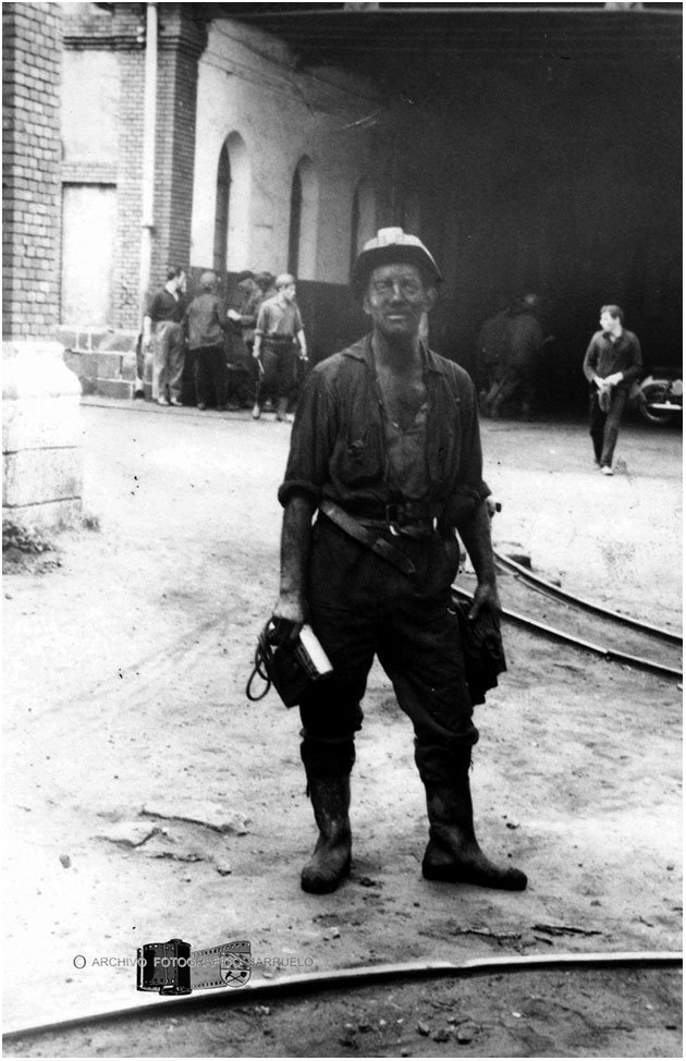 Marcelino Cuevas en el exterior del Pozo Calero, Barruelo de Santullán, Palencia. Hacia los años 60.
© Archivo Fotográfico Barruelo
archivohistoricominero.org/portfolio_page…