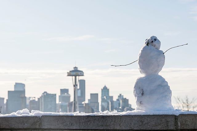 seattlepi's tweet image. A small snowman looks over the Seattle skyline from Kerry Park, Thursday, Feb. 22. Photo 📷@insta__grant ift.tt/2EMsEC8