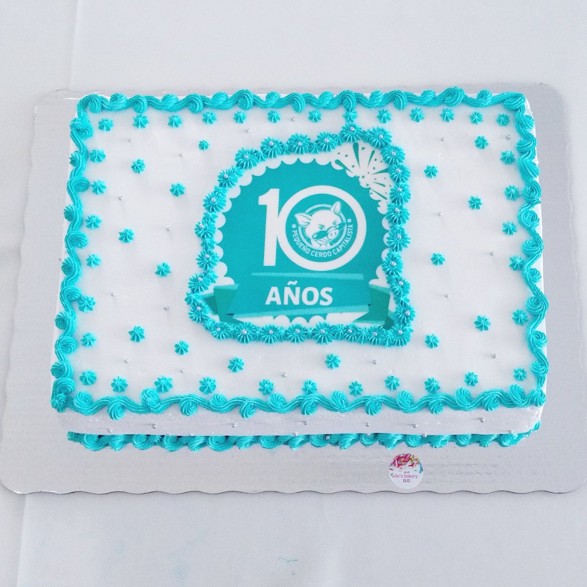IlesBakery's tweet photo. ¡Feliz 10º aniversario @PeqCerdoCap @sofimaciasl! 🌼💐🍓🐷💰💸🎂 😊 #ilesbakery 💖 #pasteldecumpleaños #pasteldeaniversario #birthdaycake #turquoise https://t.co/852Z8NZ5tm