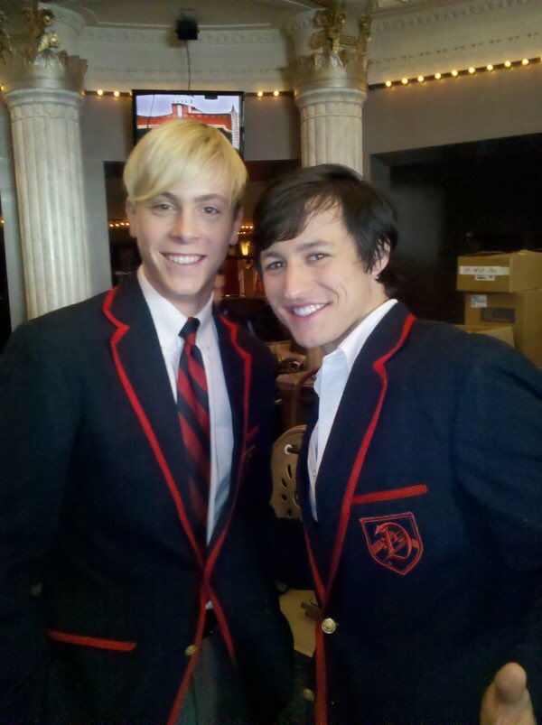 todaysr5history's tweet photo. Today (February 22) in 2011, Riker was on set with the Warblers 😎❤️💙 #OhYeah https://t.co/xQuv93ALgs