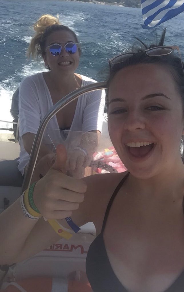 vickymalcolmxo's tweet photo. @_chloeallan happy bday my friend, love and miss u lots❤️❤️ https://t.co/s1lNSTmRKH