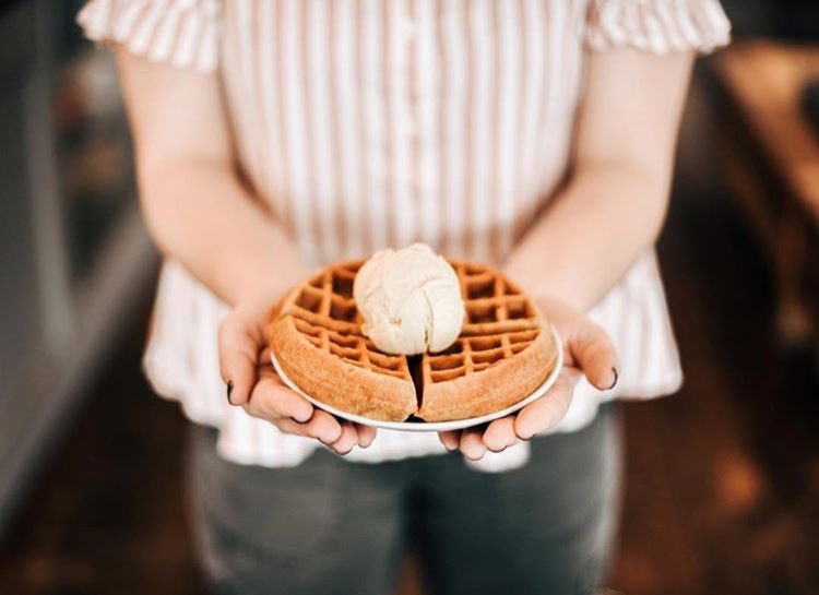 This cold weather makes us want all the waffles. 😍 Come grab a fresh, warm vanilla cinnamon waffle topped with a scoop of your favorite flavor. 💃🏻