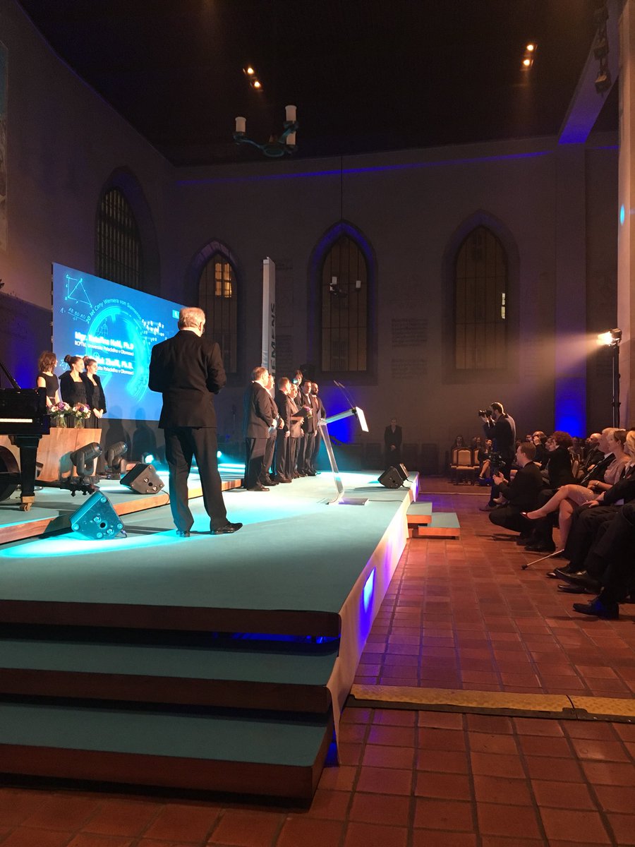 SiemensCzech's tweet image. Ženy ve vědě zjemňují atmosféru a často jsou lepší než muži, konstatuje zástupce akademické sféry. Gratulujeme Mgr. Kateřině Holé za nejlepší disertační práci! #cenasiemens #diverzita #zenyvevede