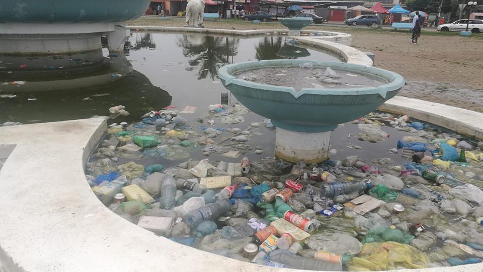 CBG241's tweet photo. #Incivisme241 au Rond point de Nzeng-Ayong (Libreville) où les amoureux de cet espace publique on transformé la fontaine en poubelle aquatique 
 #CBG241 #Blog241 #Gabon #pollution @GabonCelebrites https://t.co/XwecKzQx1Z