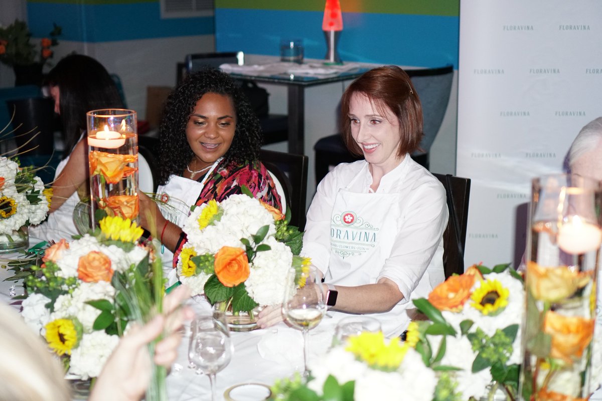 FloraVinaEvents's tweet photo. What's more fun than arranging flowers? Arranging flowers with some vino! #modwinelounge #floravina #diyflowers #flowerarranging https://t.co/2SDEGtQeId