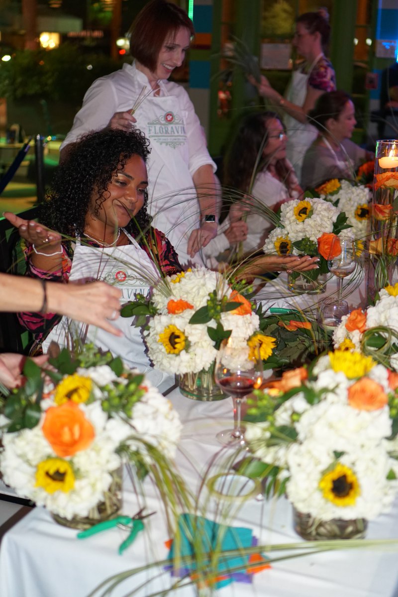 FloraVinaEvents's tweet photo. What's more fun than arranging flowers? Arranging flowers with some vino! #modwinelounge #floravina #diyflowers #flowerarranging https://t.co/2SDEGtQeId