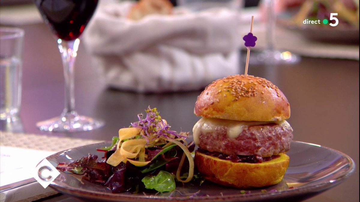 cavousf5's tweet photo. A taaaaaaaaaaaaaaaaaaaaaaaaaable !!! Au menu ce soir : un burger de canard grâce au chef @Olivier_Chaput #CàVous https://t.co/mwswO7pBB6