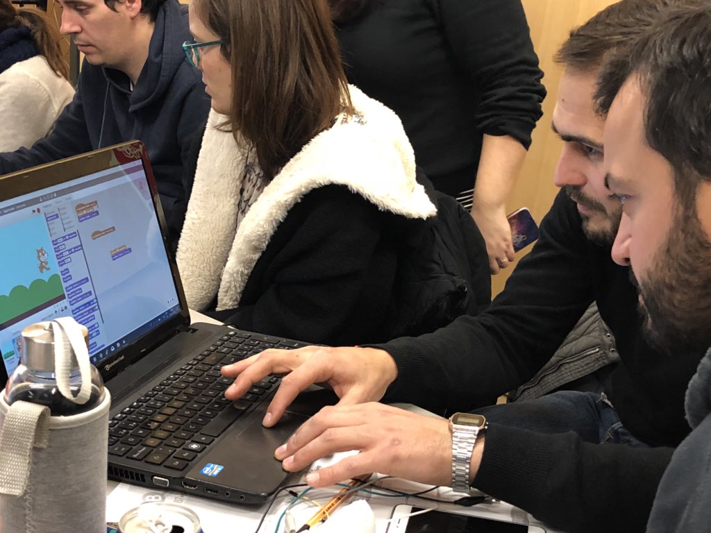 Marta_Ef's tweet photo. #nodocentro de @aulablog cacharreando con @makeymakey para sacarle “jugo pedagógico” https://t.co/kiP29CEI9P