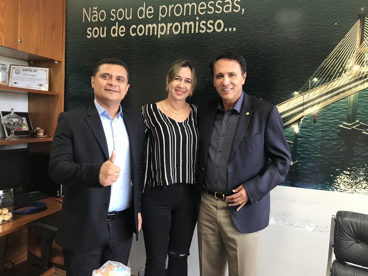 Carlos_Gaguim's tweet photo. Estiveram nesta quinta-feira, 22, em meu gabinete a prefeita do município de Arapoema, Lucineide Parizi Freitas e o gerente de convênio do município, João Batista. Obrigado pela visita! #CarlosGaguim #Compromisso #AceleraTO https://t.co/56AEaJ0HN2