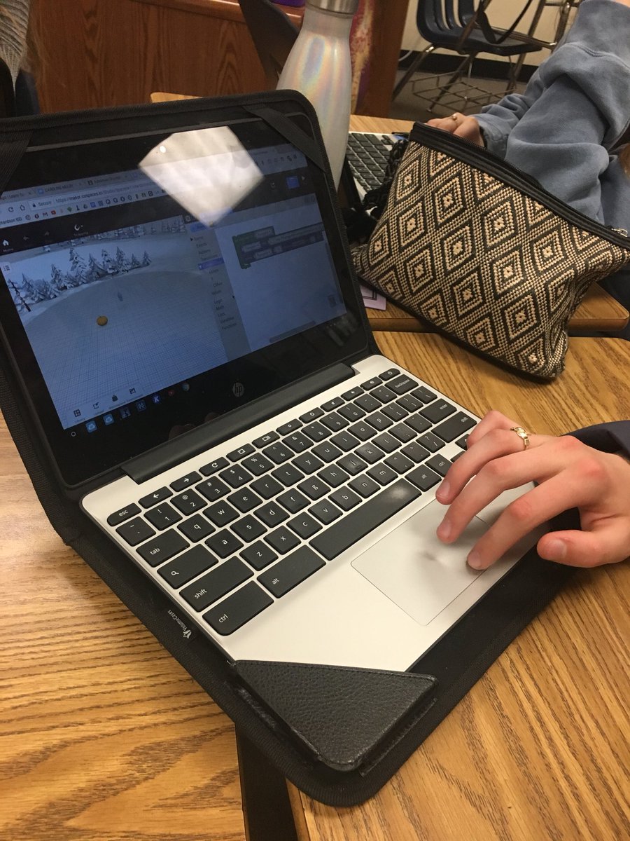 MrsAmelang's tweet photo. I wanted to learn more about #cospaces so I went right to the experts! Thanks @AgnewsClass for letting me learn from your Ss! #parkhillpowersup https://t.co/XBStQFkMAL