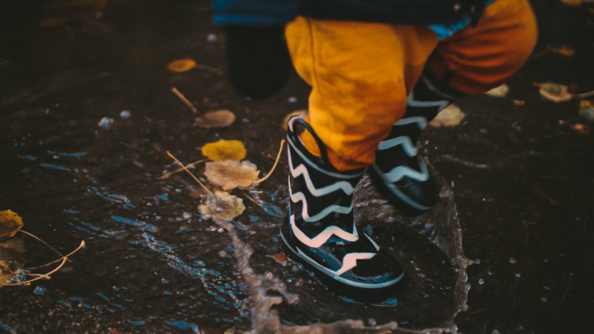 AmberlyClowe's tweet image. Galoshes are like tiny time machines. #theytakemeback #puddlefun #hellorain