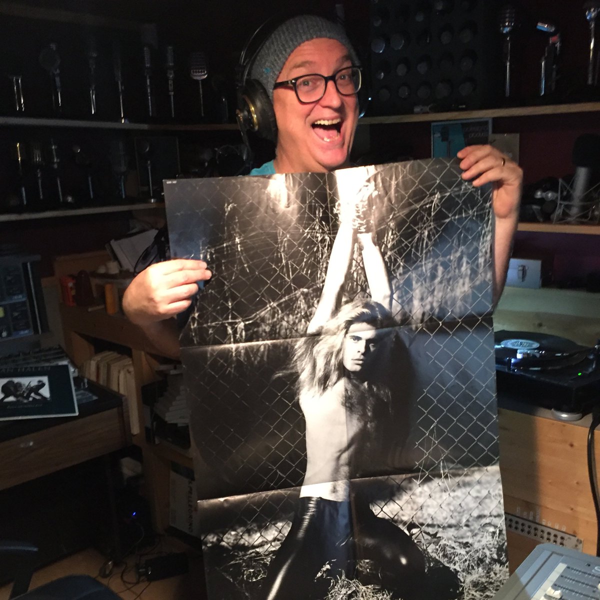 You don't want to miss this! Larry's about to take over the JACK airwaves for #JACKUpThe80s 😆 You listening? ow.ly/cgxb30ixAtq