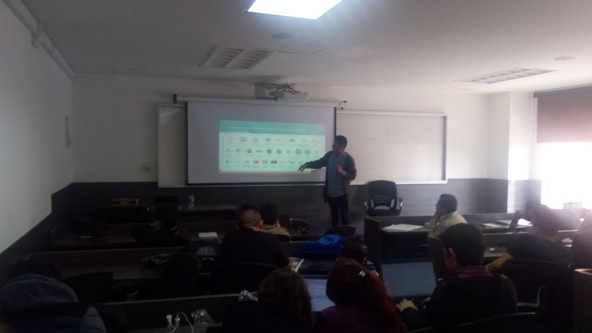 ConRolandoAndo's tweet photo. @DanielVargasIT nos habla de modelos de negocio y transformación con #Azure en @USergioArboleda https://t.co/tzhmc5B4zj