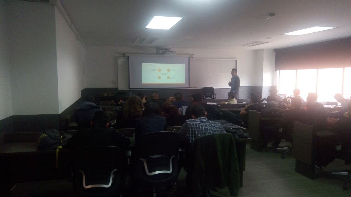 ConRolandoAndo's tweet photo. @DanielVargasIT nos habla de modelos de negocio y transformación con #Azure en @USergioArboleda https://t.co/tzhmc5B4zj