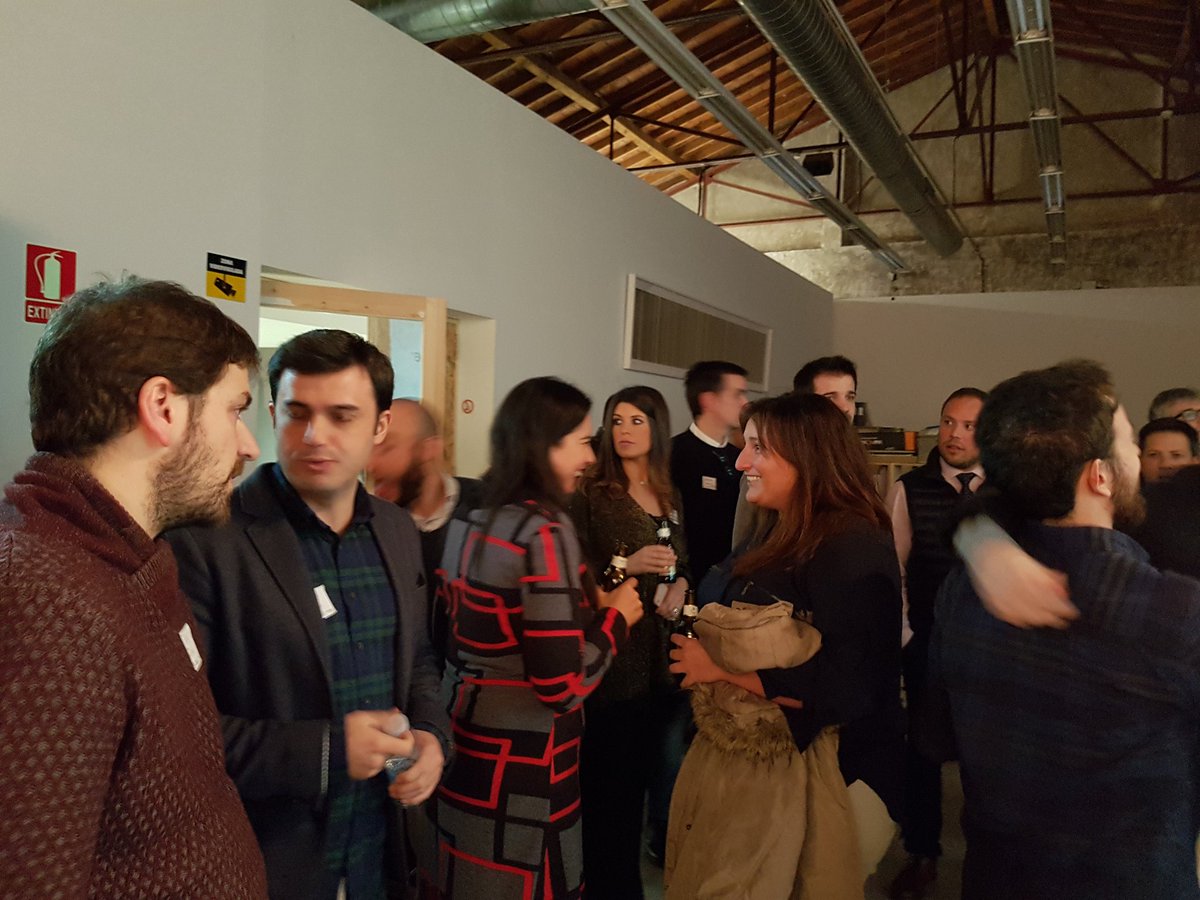 Aforo completísimo en el #AJEvintxo de este mes con <a href="/Txarli_Factory/">Txarli Factory</a> en <a href="/fablabcoworking/">FabLab Coworking Arize Lèze</a> para conocer su nuevo #juegodemesa ¡Y muchas caras nuevas! #networking