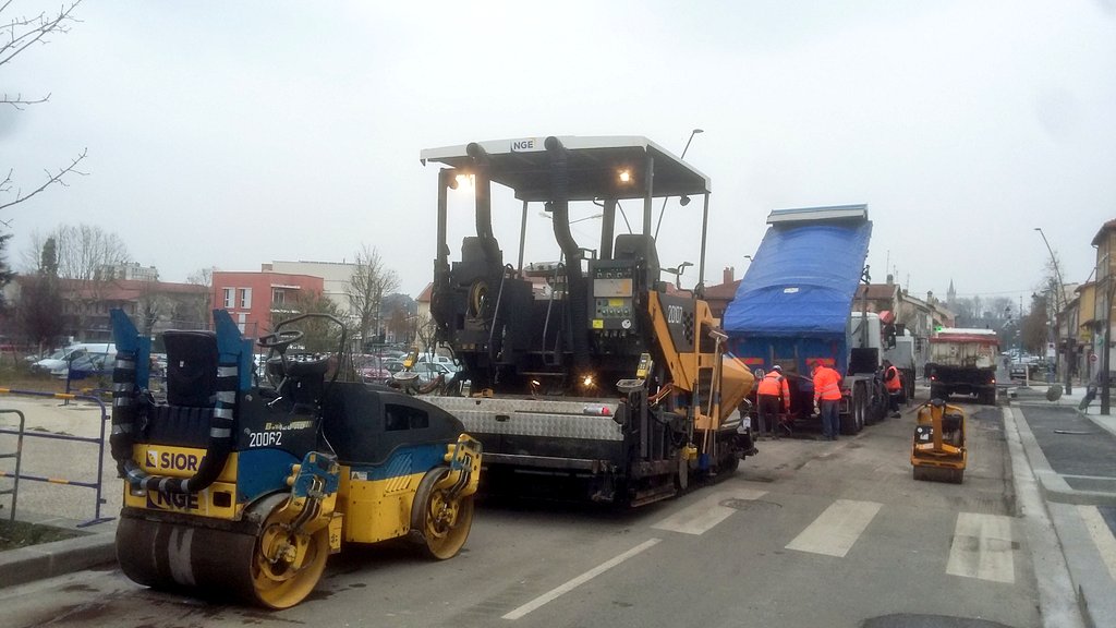 MicronautsMars's tweet photo. Réalisation du jour :
Reprofilage de la chaussée après rabotage.
Application d'enrobés ( grave bitume + tapis )
Chantier @groupe_NGE #Siorat #Guintoli #TravauxPublics https://t.co/wnlAiTcOUd