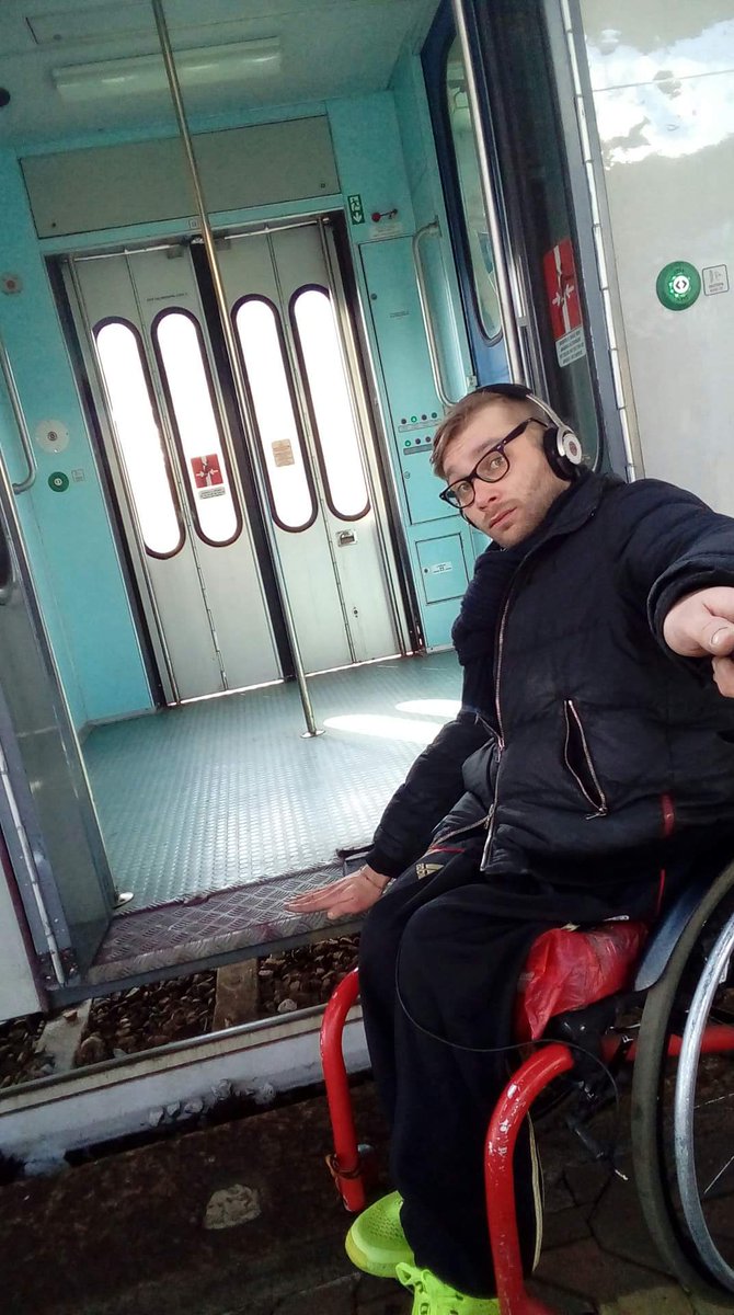 MichelaMirani's tweet photo. Reportage-denuncia di Andrey, giovane disabile. 
Stazione di Rho (MI).I primi scatti sono quelli del ragazzo che tenta di salire su un treno,ma a causa della banchina non riesce.Treni datati senza pedana per la salita.E rampe di scale per accedere ai binari https://t.co/mKpZGKqnPZ