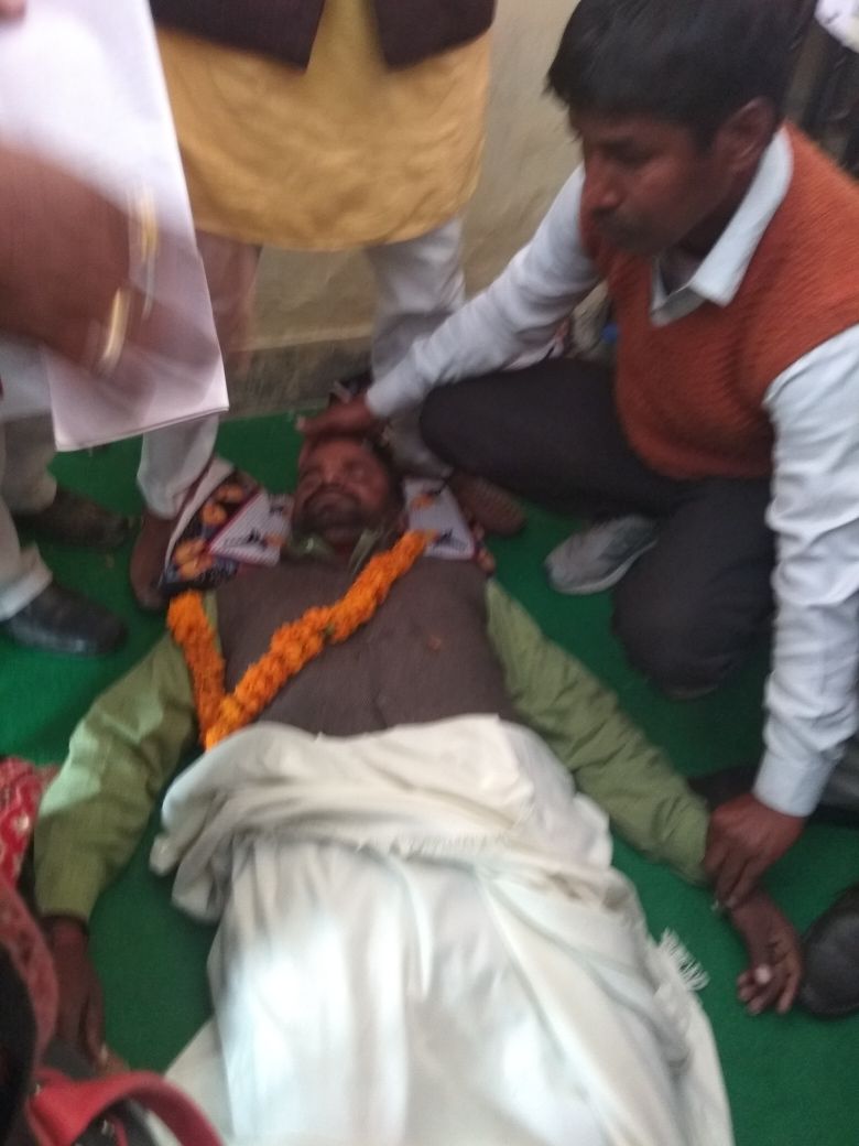 AjayPal59084491's tweet photo. #मोदीजी
           सिद्धार्थनगर ब्रेकिंग न्यूज़

Bsa कार्यालय पर आमरण अनशन कर रहे शिक्षा मित्र विजय कुमार गुप्ता की हालत बिगड़ी, जिला अस्पताल में भर्ती,हालात नाजुक देखते हुये डॉक्टरों ने गोरखपुर मेडिकल कॉलेज के लिए किया रेफर।

सुशील कुमार मिश्र  #शिक्षामित्र
सिद्धार्थनगर। https://t.co/xOStsBSDbY