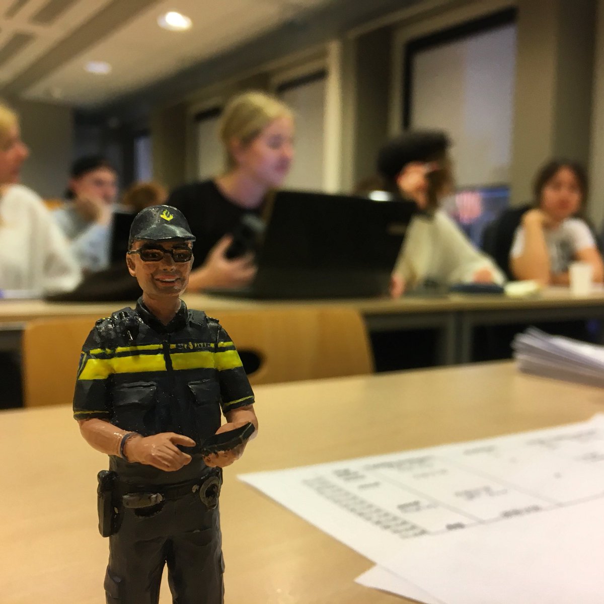 DJ_Grootenboer's tweet photo. Vanmiddag ook de studenten minor content&amp;creatie @hsrotterdam een opdracht gegeven. Komende weken geven we @POL_Zeehaven hen een unieke gelegenheid voor een  schoolopdracht.  #durftedelen #verbinden #andersnetwerken #miniatuur #zeehavenpolitie #rotterdam #gers #onzehaven https://t.co/bUmH17Dwhc