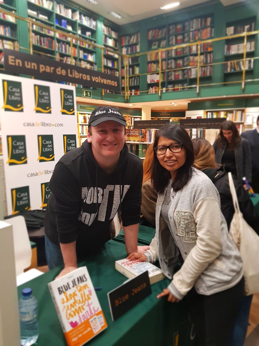 Carol_29c's tweet photo. Por Fin tengo la Trilogía Firmada, SUEÑO CUMPLIDO,GRACIAS eres el mejor😊 @FranciscodPaula #bluejeans 
#algotansencillocomotuiteartq ❤ https://t.co/2rRtifkALZ