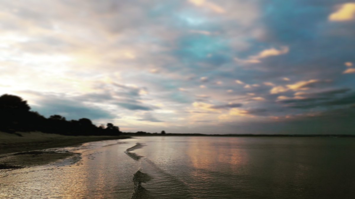 The beautiful #Dorset coastline at sunset. It hasn't always been this peaceful though. Find out why in episode 2 of #BritainatLowTide on <a href="/Channel4/">Channel 4</a> with <a href="/ToriHerridge/">Tori Herridge</a> &amp; @CITiZAN1
