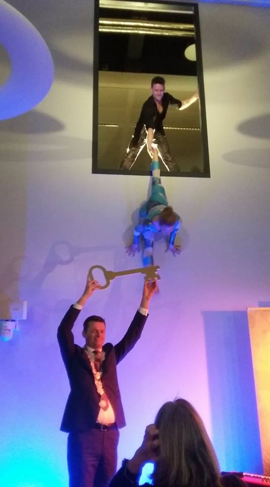 Officiële sleuteloverhandiging; het nieuwe gemeentehuis van Waddinxveen is geopend