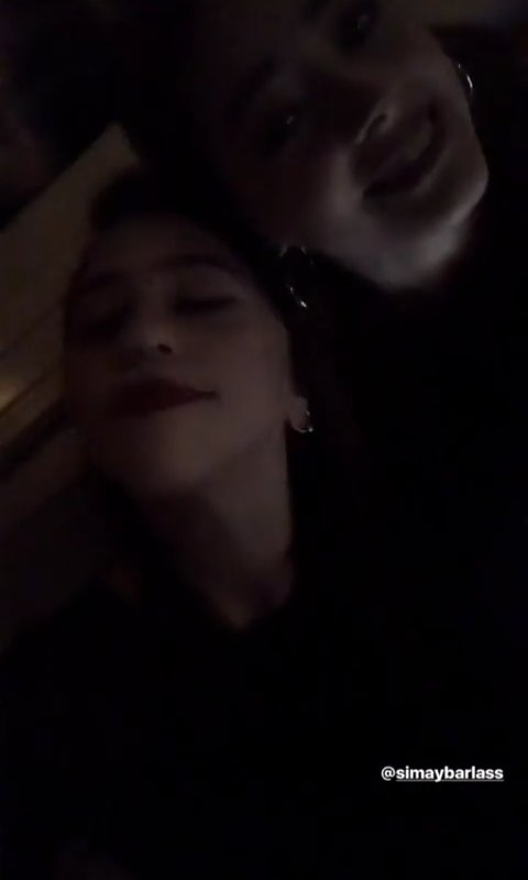 simay_barlass's tweet photo. Gülüşünü @simaybarlass @zeynepalkan98 #simzey #SimayBarlas https://t.co/BqYCrOpOrh