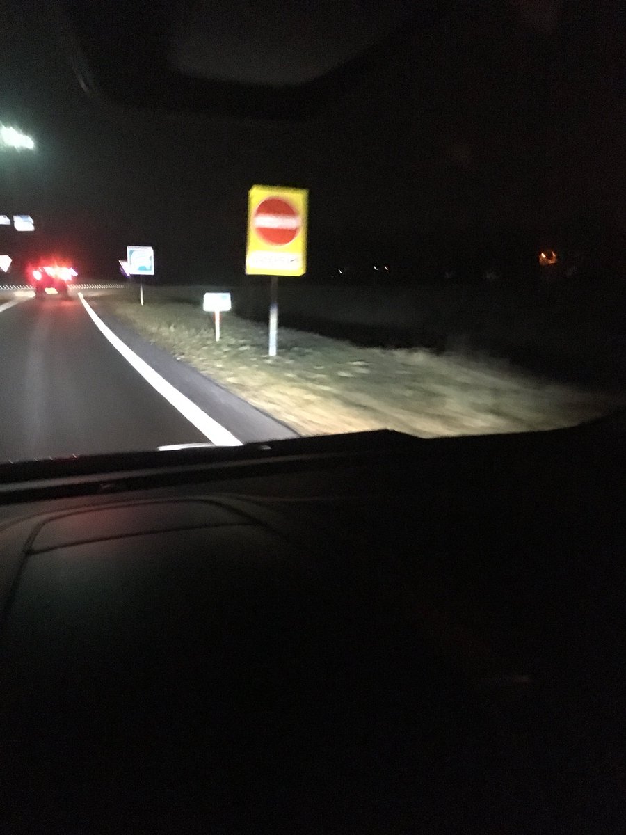 woutvandijk's tweet photo. @tdiel dit “ga terug” bord lijkt mij niet juist bij de afrit Centrale as richting Burgum https://t.co/cUUh70y0jF