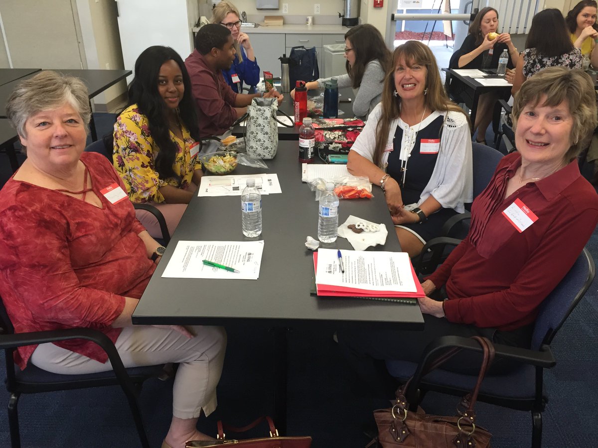 usfcoph's tweet photo. #TBT: Brown bag lunch + #networking with local #publichealth professionals = a win for #FPHA members and #USF COPH students! #USFCOPHRocks! #MakingConnections #ProfessionalDevelopment #CareerBuilding https://t.co/6zTB8csV1g