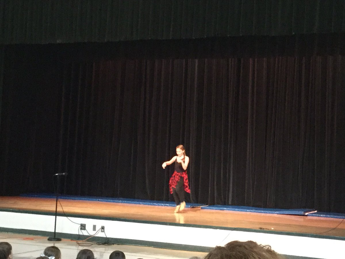 MrGillisHES's tweet photo. Shout out to some of our INCREDIBLE 4th Grade talent!! Iโm always impressed to see them on stage! #naeled #nasdlearn https://t.co/6uvZiULkdZ