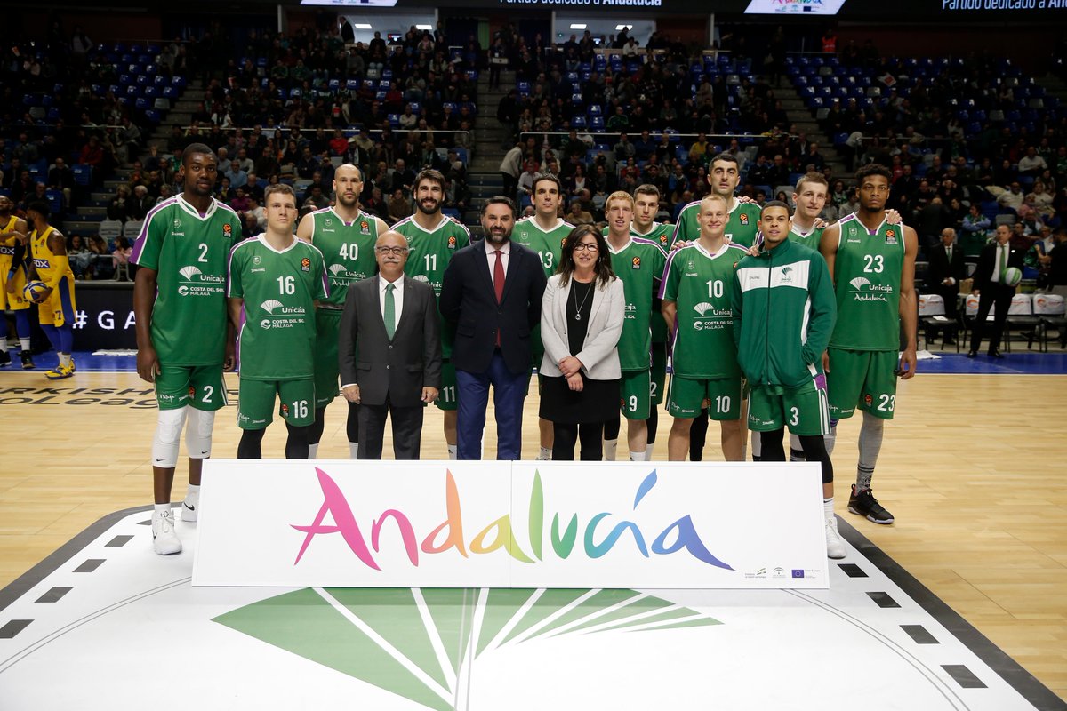 📸 En los prolegómenos del partido, foto con <a href="/JaviFernandezHd/">Javier Fernández</a> agradeciendo el apoyo que <a href="/viveandalucia/">Vive Andalucía</a> nos da cada temporada #UnicajaLive #Joan302  #GameON 💚💜💪