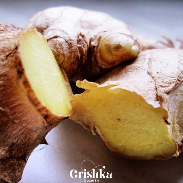 AlgarabiaC's tweet photo. El jengibre es rico en aminoácidos, gingeroles, flavonoides, ácido oxálico, ácidos grasos esenciales, entre otros.  Consumir jengibre diariamente te permite cuidar tu sistema digestivo. https://t.co/6Cvpogub22 #GrishkaTips https://t.co/ClH8QZV2a7