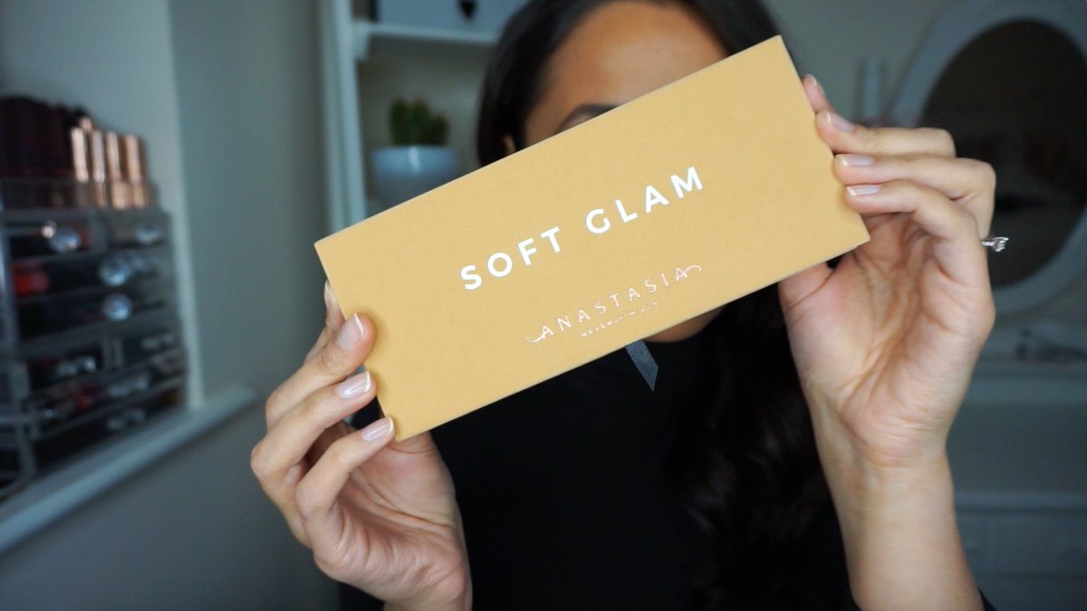 RoxanneNewson's tweet photo. ✨NEW BLOG UP ✨
Everything about @ABHcosmetics Soft Glam you need to know!
Have a read 👉🏽https://t.co/uPEW5pGHe5
#ABHSoftGlam #ABHFam #BeautyBlogger #NewBlogUp #thebloggercreatives https://t.co/nNeVzMmp6H