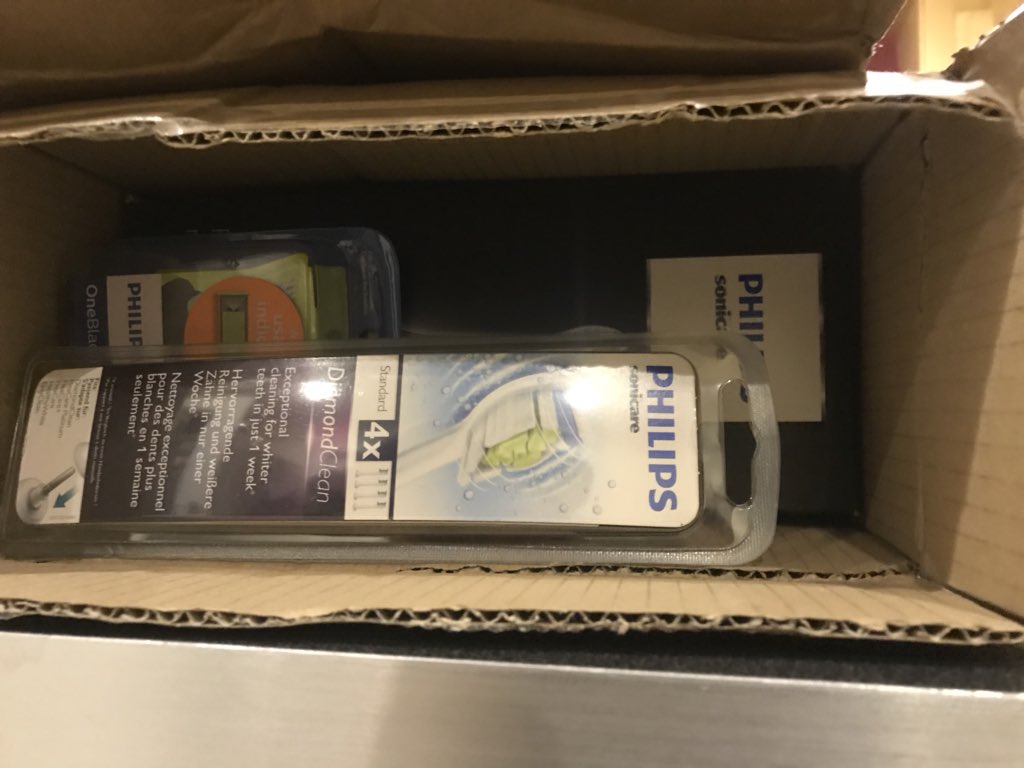 Matt_Colbourne's tweet photo. Oh @Philips you should be #ashamed of yourselves. 3 items ordered from you at the same time, which then arrive together IN 3 SEPARATE BOXES! 

Seriously, what a #wasteofresources 😡

Now if you look closely, I’ve shown you how to fit all 3 items in one box... with room to spare! https://t.co/8EFOjzNwsA