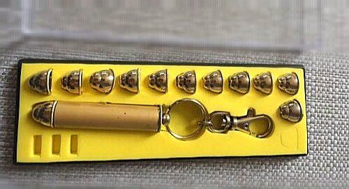 DonatoBortone's tweet image. Il puntatore laser che ha fatto la storia con i suoi filtrini.

"Mi raccomando, non puntarlo agli occhi della gente" (succedeva tutto il contrario)

#90Special