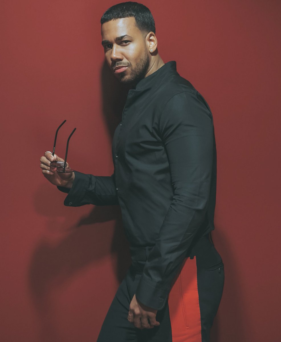 RomeoSantosPage's tweet photo. Bonita Noche. #PLN30 👑. #GoldenTour 📸 @ernd0gz https://t.co/w4Nx7qOVJY