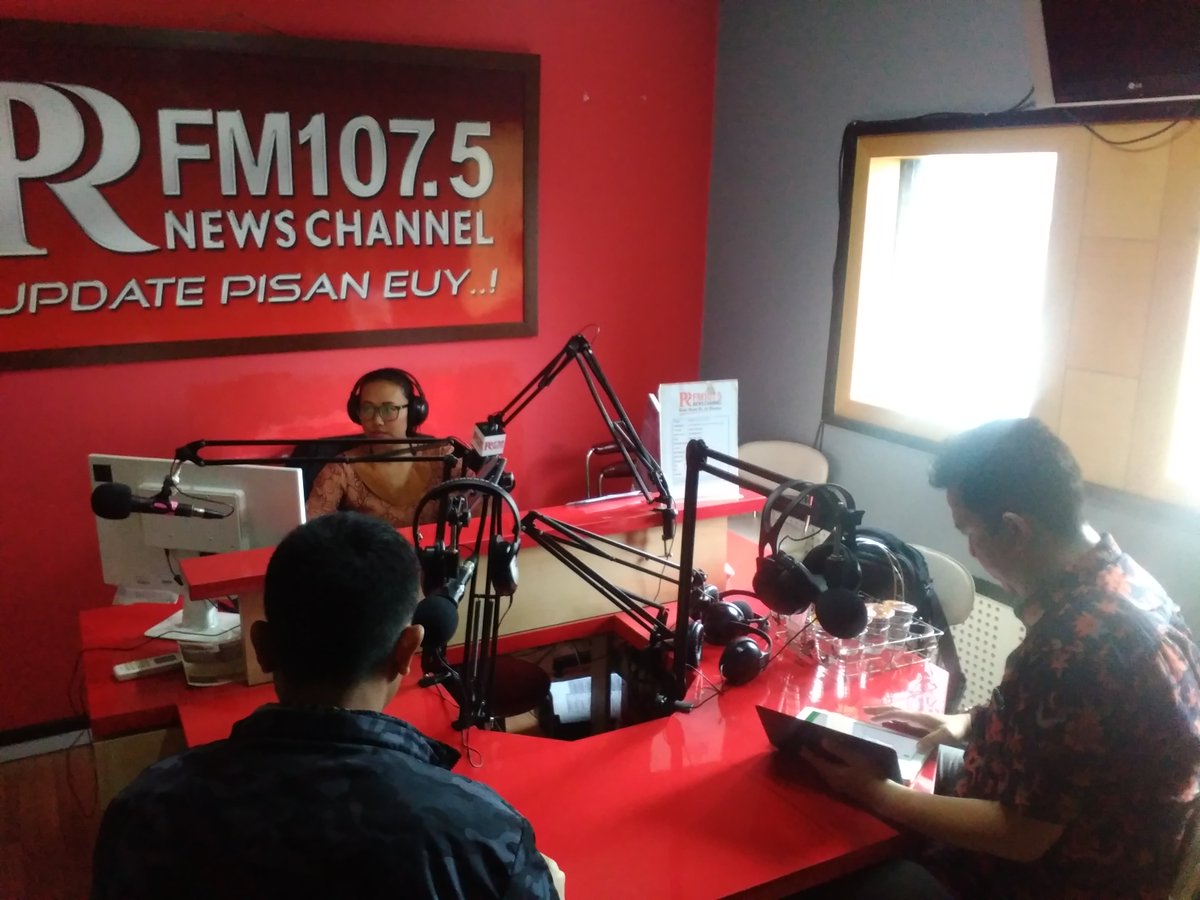 pajakjabar1's tweet photo. #LIVE Talkshow pajak tentang PMK 165 yang dikenal sebagai #pasfinal
Simak selengkapnya di @prfmnews bersama tim penyuluh @kpp_cibeunying hari ini, Jumat (23/2) pukul 09.00-10.00 WIB

#PajakKitaUntukKita
@humasdjpjabar1 
@PRFMnews 
@DitjenPajakRI https://t.co/SNcCKSPtIQ