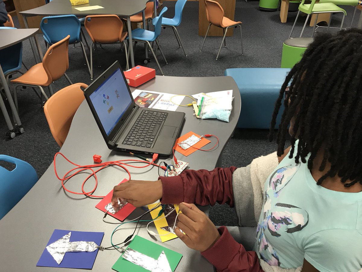 BluebonnetRRISD's tweet photo. Kids and parents tinkering with Makey Makeys in the library - having fun with potatoes @BBssoto1 @RRISDTech #rrisdtech #rrisd1family https://t.co/7WgAJcKKqD