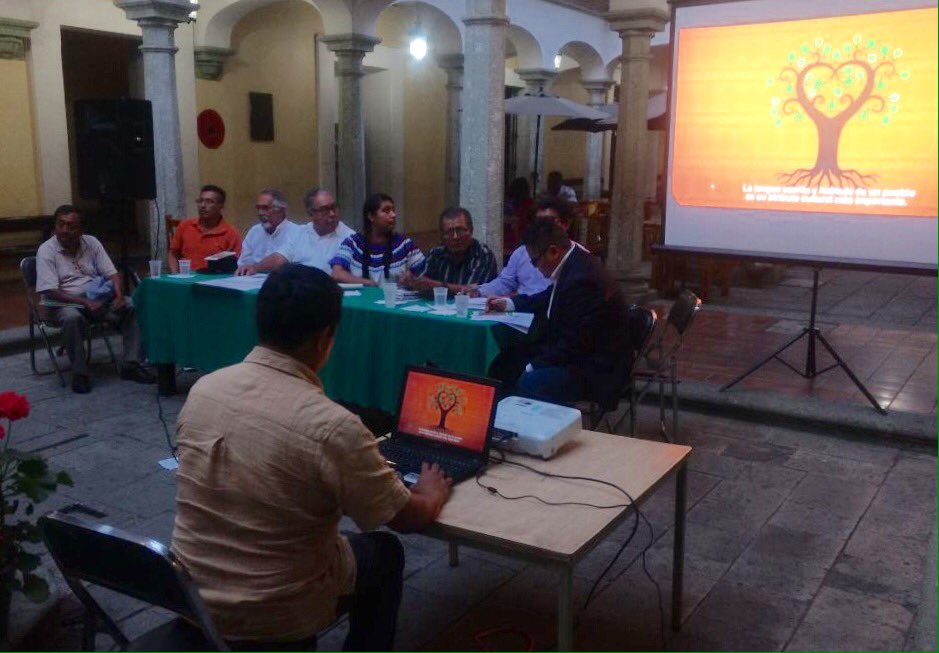 INALIMEXICO's tweet photo. #MéxicoMultilingüe. En la Biblioteca Pública Central de Oaxaca, se realizó el Conversatorio "El papel de las normas de escritura en la promoción y desarrollo de las lenguas indígenas", como parte de las actividades realizadas en el marco del #DILM2018 https://t.co/T9Nw2SvPkR